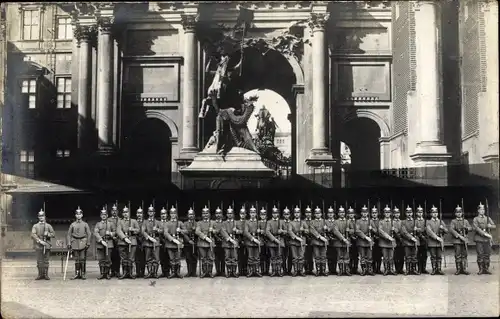 Foto Ak Soldaten in Uniformen, Gruppenaufnahme, I. WK