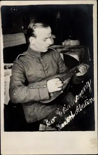 Foto Ak Soldat in Uniform mit Mandoline, Portrait