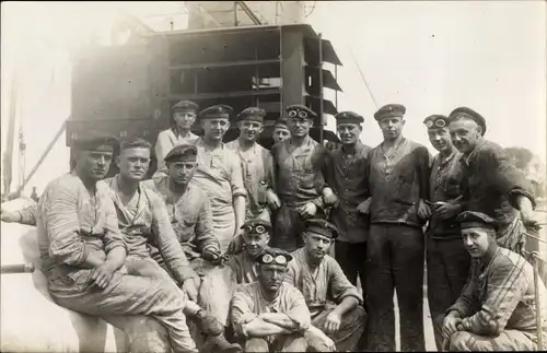 Foto Ak Mannschaft der 2. Torpedoboot Halbflottille, Führerboot T 156, Gruppenbild 1928