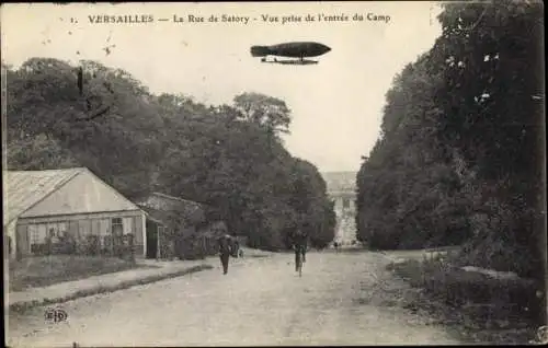 Ak Versailles Yvelines, La Rue de Satory, Vue prise de l'entrée du Camp