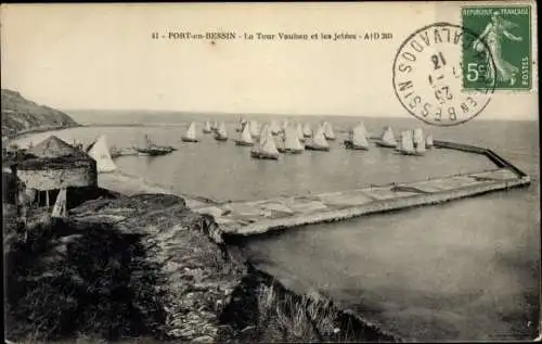 Ak Port en Bessin Calvados, La Tour Vauban et les Jetées