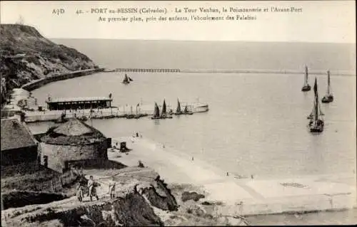 Ak Port en Bessin Calvados, La Tour Vauban, la Poissonnerie et l'Avant Port