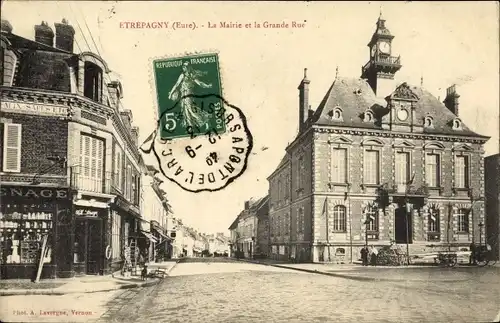 Ak Etrépagny Eure, La Mairie et la Grande Rue