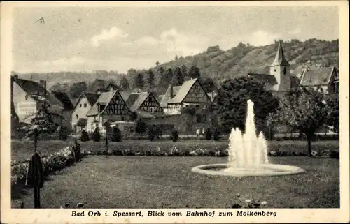 Ak Bad Orb im Spessart, Blick vom Bahnhof zum Molkenberg, Springbrunnen