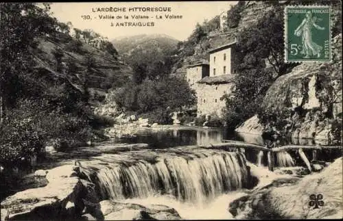 Ak Antraigues Ardèche, Vallee de la Volane, Flusspartie, Häuser