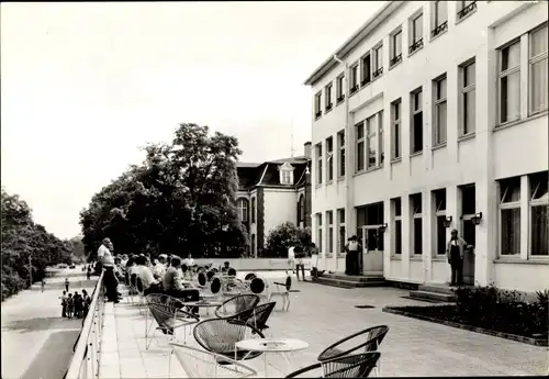 Ak Ostseebad Zinnowitz auf Usedom, Erholungsheim des VEB Chemiekombinat, Terrasse