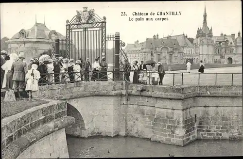 Ak Chantilly Oise, Le pain aux carpes