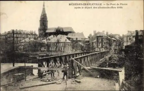 Ak Charleville Mézières Ardennes, Le Pont de Pierre, après le départ des allemands