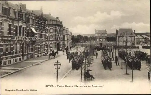 Ak Givet Ardennes, Place Mehul, Revue de la Garnison