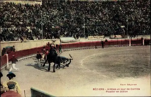 Ak Béziers Hérault, Arênes un jour de Corrida, Picador en action