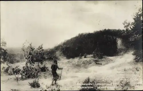 Künstler Ak Wasnetzow, Mann in Winterlandschaft, Wald, Haus