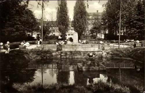 Ak Hartha in Sachsen, Am Teich, Denkmal