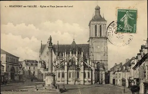 Ak Beaufort en Vallee Beaufort en Anjou Maine et Loire, Église Notre Dame et Place Jeanne de Laval