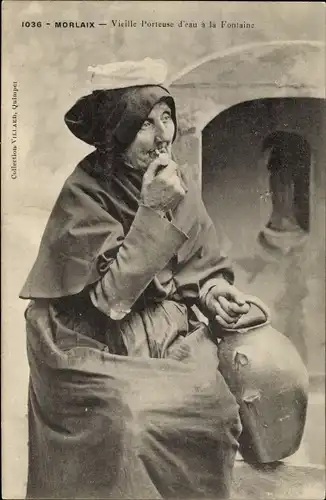 Ak Morlaix Finistère, Vieille Porteuse d'eau, Frau mit Pfeife in bretonischer Tracht