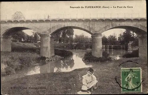 Ak Fleurance Gers, Le Pont du Gers, Mädchen auf der Wiese