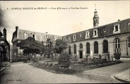 Ak Bernay Eure, Cour d'Honneur et Pavillon Central