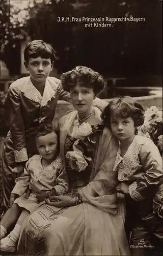 Ak Prinzessin Marie Gabriele von Bayern mit Prinzen Rudolf, Luitpold, Albrecht