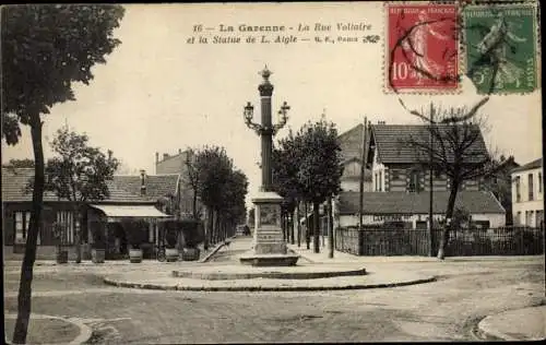 Ak La Garenne Hauts de Seine, La Rue Voltaire et la Statue de L. Aigle