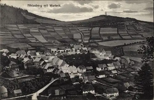 Ak Mikulov v Krušných horách Niklasberg Region Aussig, Blick auf den Ort mit Warteck, Aussichtsturm