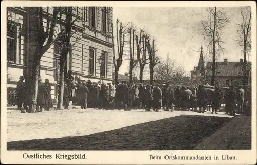 Ak Liepaja Libau Lettland, Östliches Kriegsbild, beim Ortskommandanten