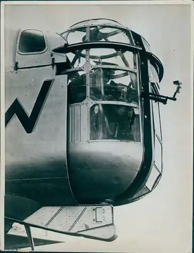 Foto Bomberflugzeug Overstrand der Royal Air Force, 101. Bombengeschwader, Maschinengewehrnest