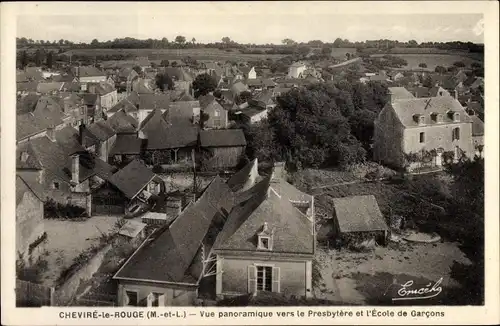 Ak Cheviré le Rouge Maine et Loire, Vue panoramique vers le Presbytère et l'École de Garcons