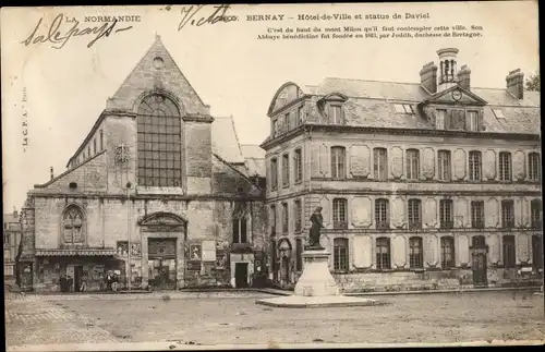 Ak Bernay Eure, Hotel de Ville et statue de Daviel