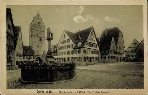 Ak Dinkelsbühl in Mittelfranken, Altrathausplatz mit Wörnitz Tor und Löwenbrunnen