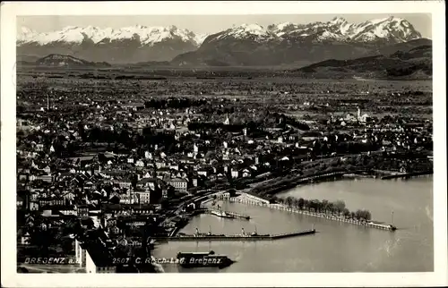 Ak Bregenz am Bodensee Vorarlberg, Gesamtansicht, Fliegeraufnahme, Alpenpanorama