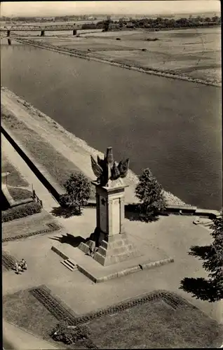 Ak Torgau an der Elbe Nordsachsen, Sowjetisches Denkmal an der Elbe