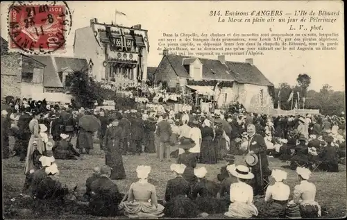 Ak Béhuard Maine-et-Loire, La Messe en plein air un jour Pélerinage