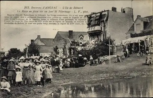 Ak Béhuard Maine-et-Loire, La Messe en plein air un jour de Pèlerinage