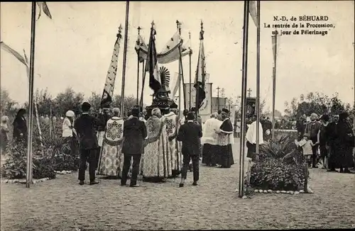 Ak Béhuard Maine-et-Loire, Procession, Pilgerer