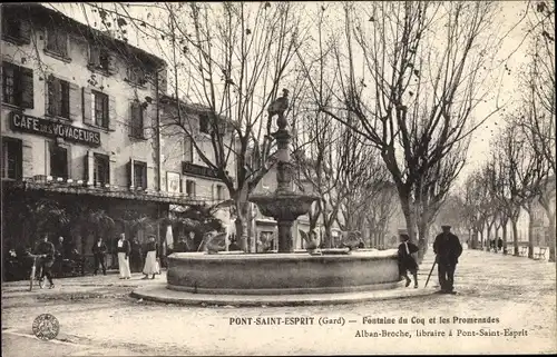 Ak Pont Saint Esprit Gard, Fontaine du Coq et les Promenades, Cafe des Voyageurs
