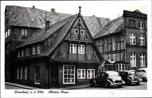 Ak Lauenburg an der Elbe, ältestes Haus, Autos