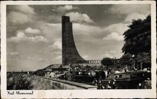 Ak Ostseebad Laboe, Blick auf das Marine Ehrenmal, Autos, Denkmal