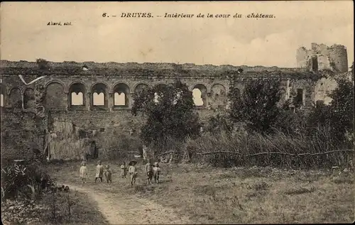 Ak Druyes Yonne, Interieur de la cour du chateau