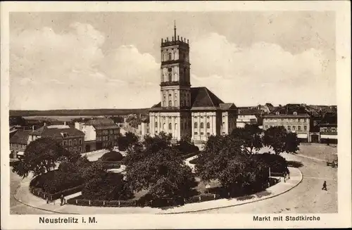 Ak Neustrelitz Mecklenburg Vorpommern, Markt mit Stadtkirche