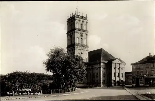 Ak Neustrelitz Mecklenburg Vorpommern, Marktplatz mit Stadtkirche