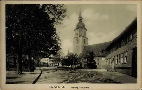 Ak Friedrichroda im Thüringer Wald, Herzog Ernst Platz, Kirche