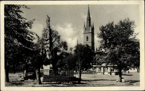 Ak Čáslav Tschaslau Mittelböhmen, Marktplatz, Denkmal, Kiche