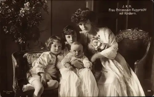 Ak Prinzessin Marie Gabriele von Bayern mit Kindern