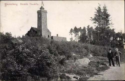 Ak Demitz Thumitz, Klosterberg, zwei Herren auf Straße