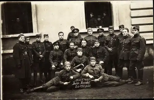 Foto Ak Soldaten, I. WK, Gruppenbild, Szara masa, Deutsche Mannschaft Za 150 par