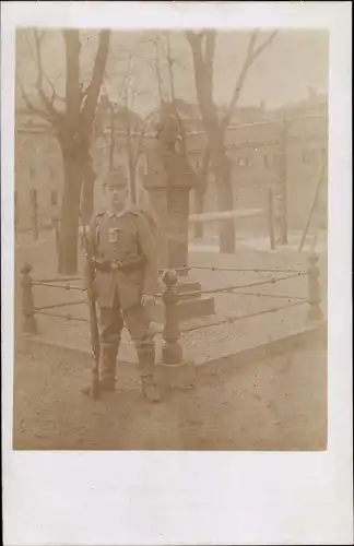 Foto Ak Deutscher Soldat im Kaiserreich am Denkmal, Gewehr, Pickelhaube
