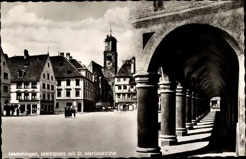 Ak Memmingen in Schwaben, Marktplatz mit St. Martinskirche, Lauben