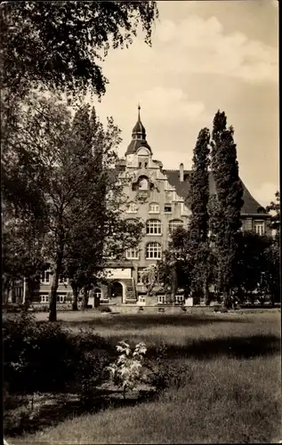 Ak Riesa an der Elbe Sachsen, Friedrich Ebert Platz mit August Bebel Schule