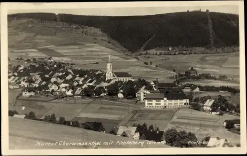 Ak Oberwiesenthal im Erzgebirge, Ort mit Fichtelberg