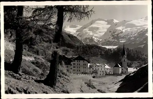 Ak Gurgl Tirol, Ortspartie, Im Hintergrund Berge