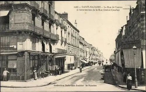 Ak Saint Nazaire Loire Atlantique, La Rue de Nantes, Rue Amiral Courbet